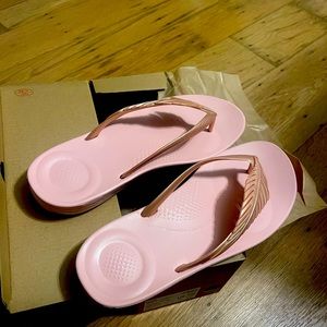 Fitflop iqushion feather rose gold flipflops